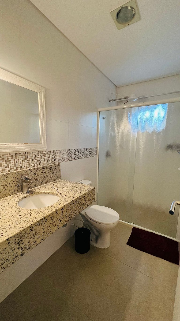 Apartamento 2 dormitórios e 2 wc para 4 pessoas em Bombinhas