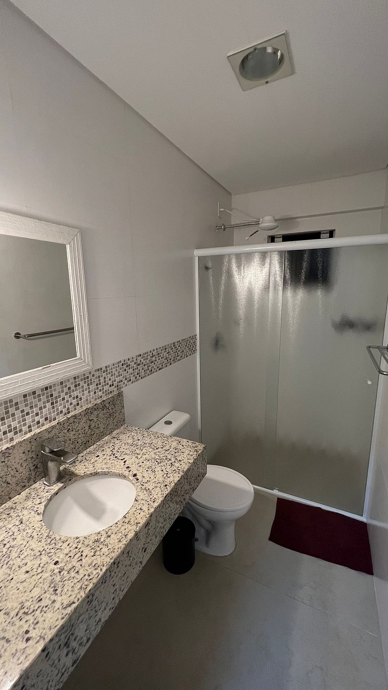 Apartamento 2 dormitórios e 2 wc para 4 pessoas em Bombinhas