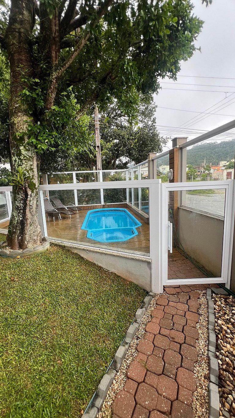 Apartamento 2 dormitórios e 2 wc para 4 pessoas em Bombinhas