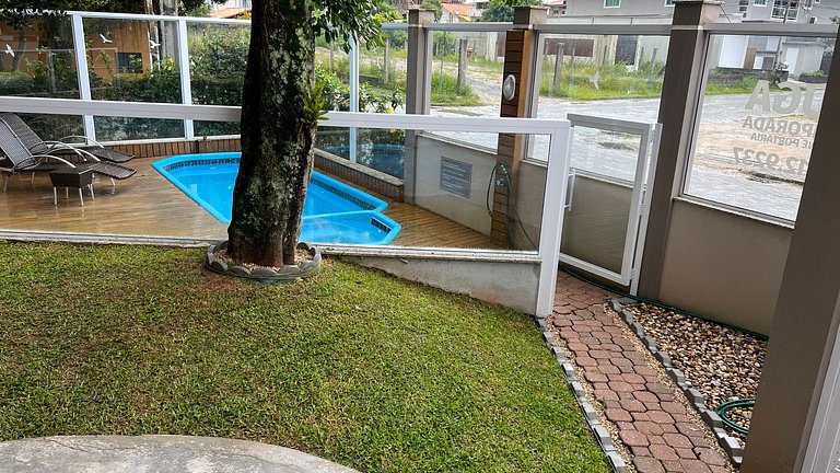 Apartamento 2 dormitórios e 2 wc para 4 pessoas em Bombinhas